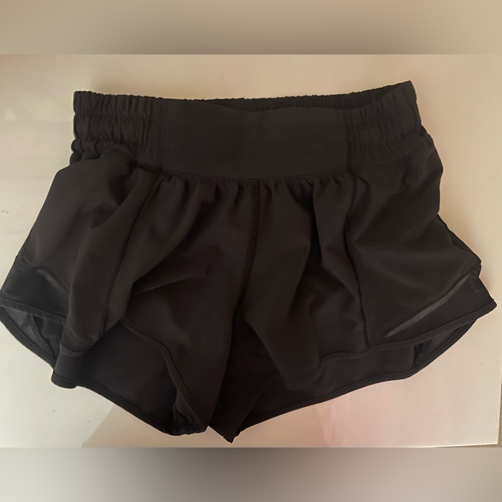 Lululemon Hotty hot low rise lined 2.5 shorts black/size 0 GREAT CONDITION